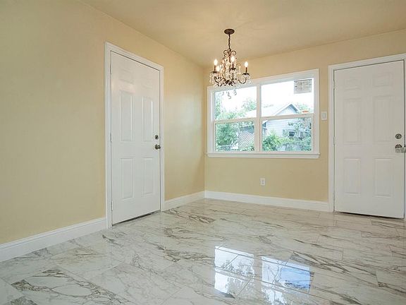 4th image of 2607 Rosewood Dr