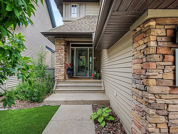 3rd image of 1110 Armitage Cres SW