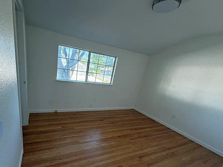 8762 Kurts Ct — Photo 6