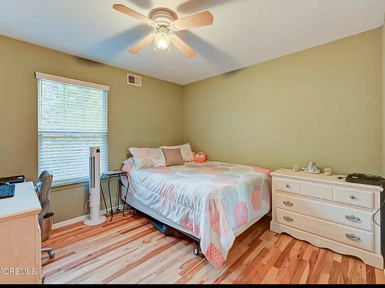 1375 Larchmont Ave — Photo 12
