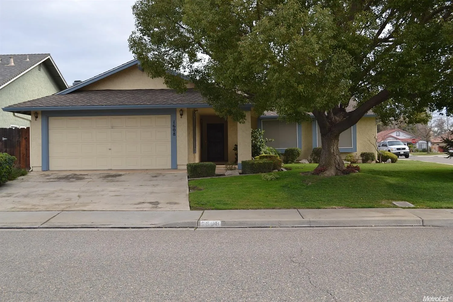1608 Valley St photo 1