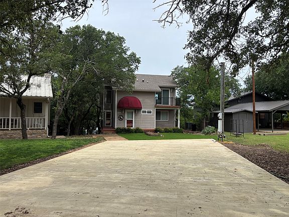 2nd image of 201 Cove Cir