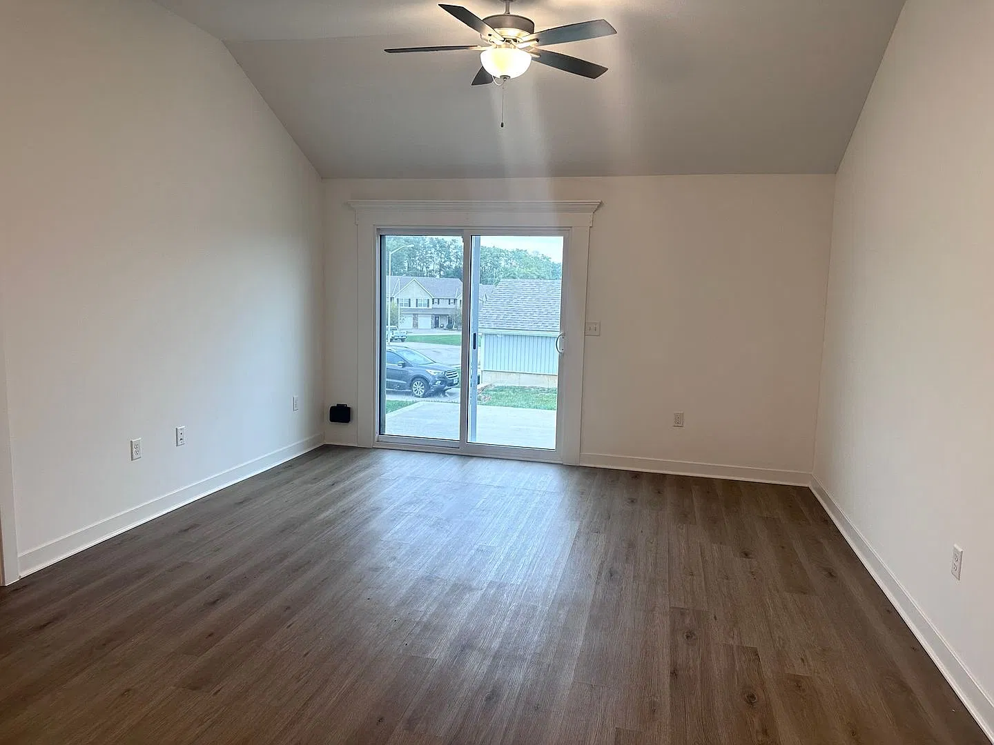 3 Bed | 2 Bath | 1 Car Garage Single Level Duplex in Kansas City w/ Move In Special (First Month ... — Photo 4