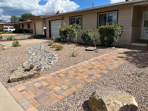 2nd image of 10408 Gloria Pl NE