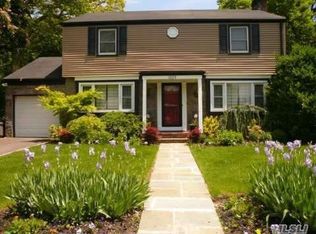 1325 Surrey Pl, Rockville Centre, NY 11570
