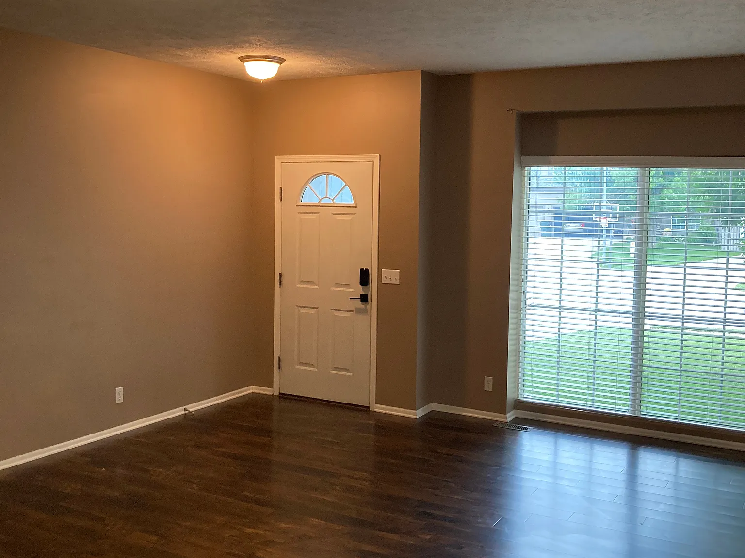 3 bed, 2475 sqft, $2,500 — Photo 3