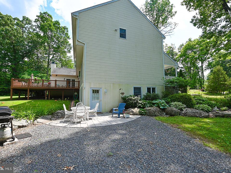 1st image of 220 Hollowbush Ln