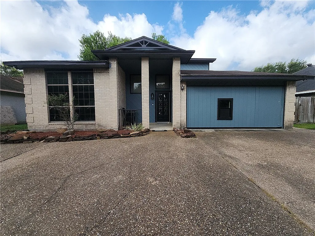 4 bed, 2.0 bath, 1999 sqft, $2,100 — Photo 2