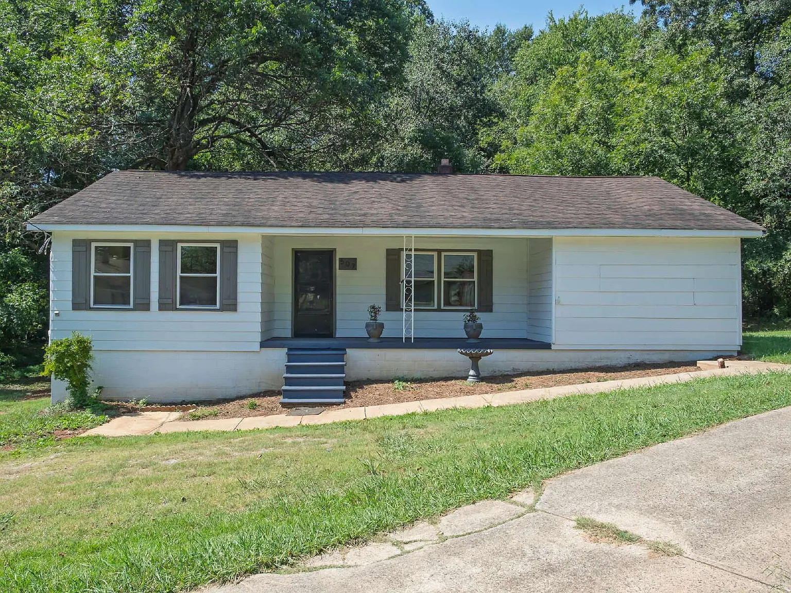 3 bed, 2.0 bath, 1233 sqft, $1,995 — Photo 1