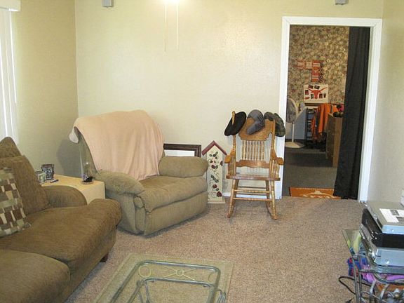 2nd image of 916 W 1st St