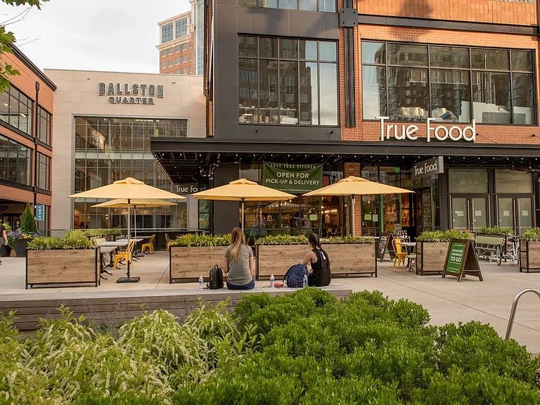 On-site retail and dining options