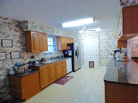 4th image of 22365 Hemlock Dr