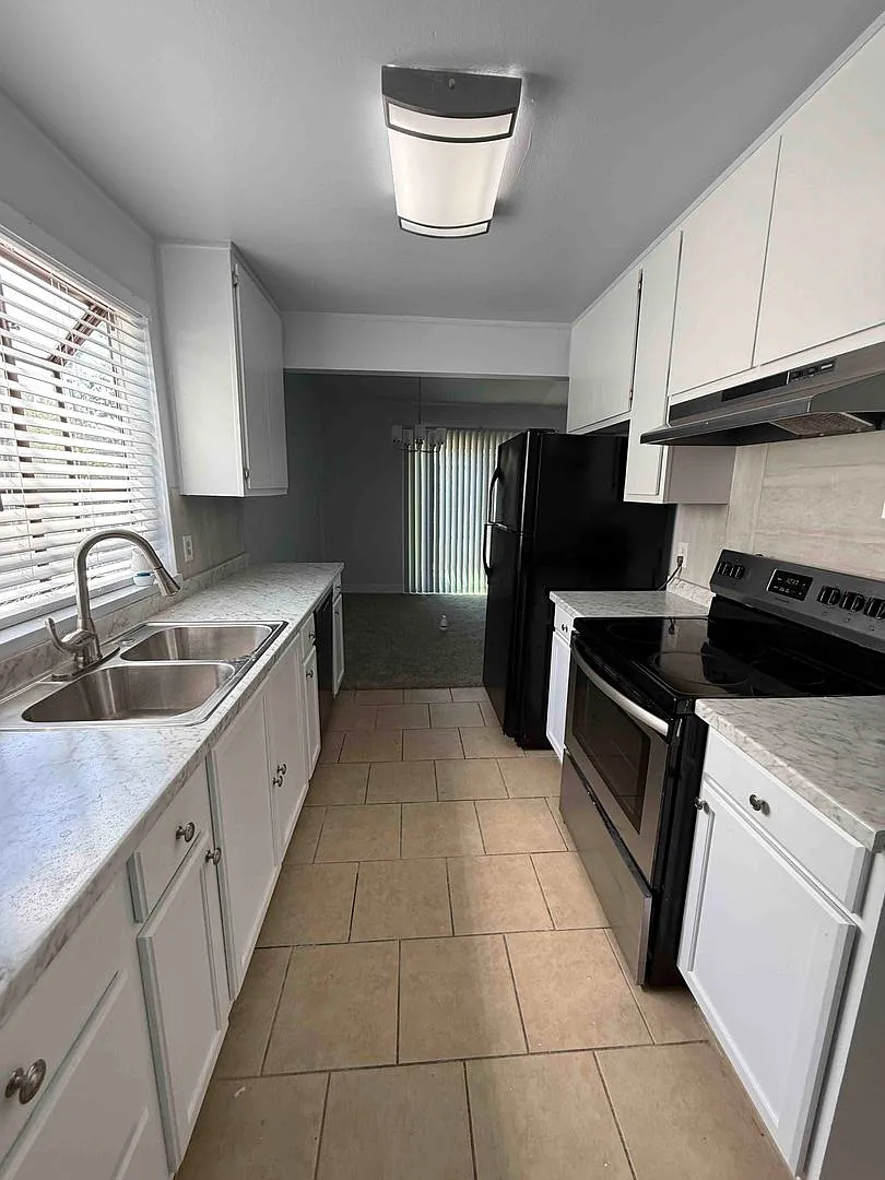 Freshly Updated 3 Bedroom 2 Bath — Photo 4