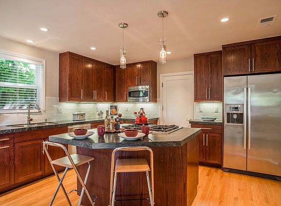 3rd image of 1112 Clovelly Ln