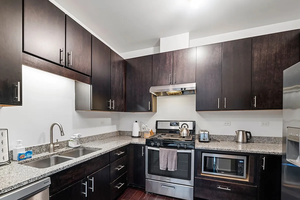 Building Photo - 1246 W Devon Ave #35