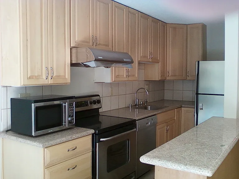 1421 Walnut St — Photo 2