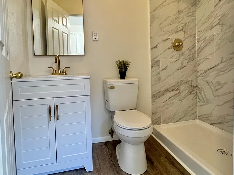 938 E 12th St #938 — Photo 2