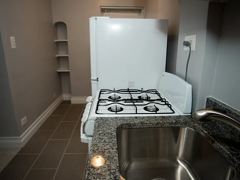 5737 N Kenmore Edgewater Apartments — Photo 27