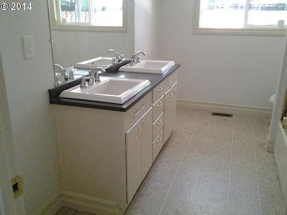 5th image of 1175 SE Alder St