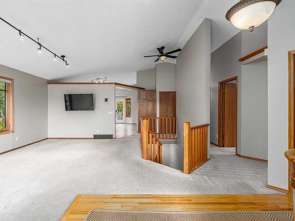 5th image of 236 E Edgebrook Gdns NW