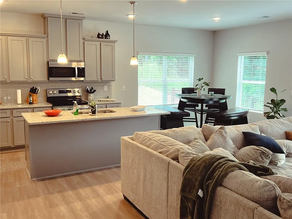 5 bed, 3.0 bath, 2677 sqft, $3,600 — Photo 4