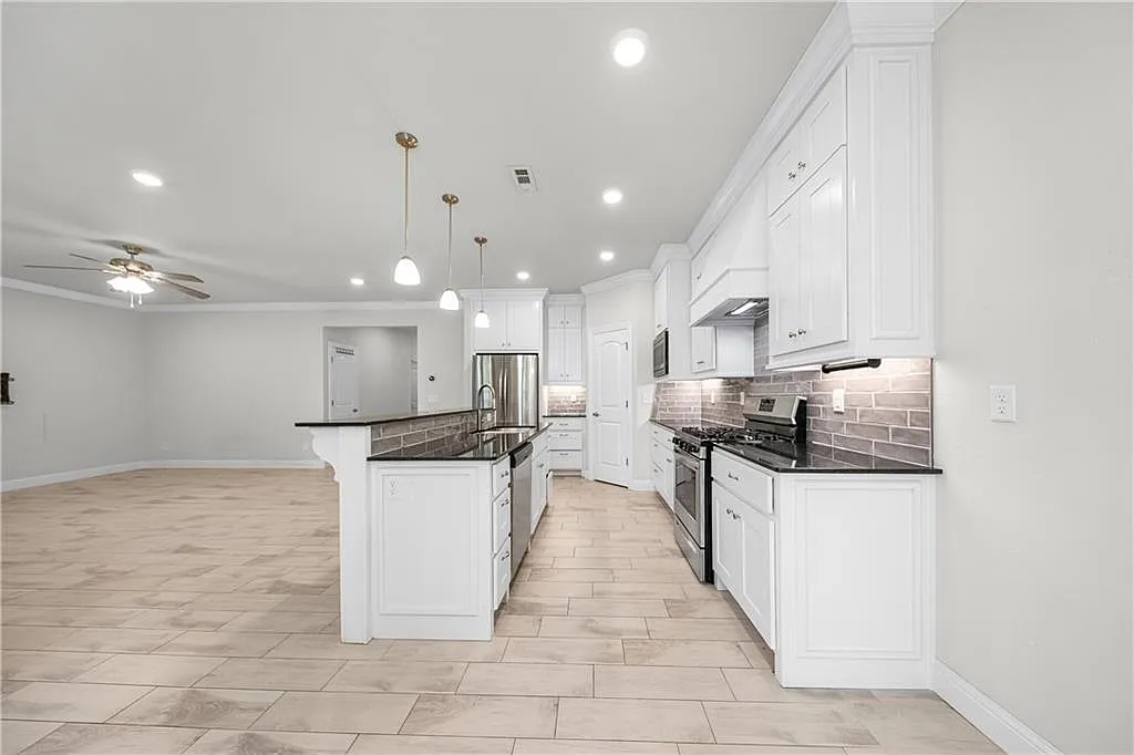 4 bed, 1915 sqft, $2,095 — Photo 1