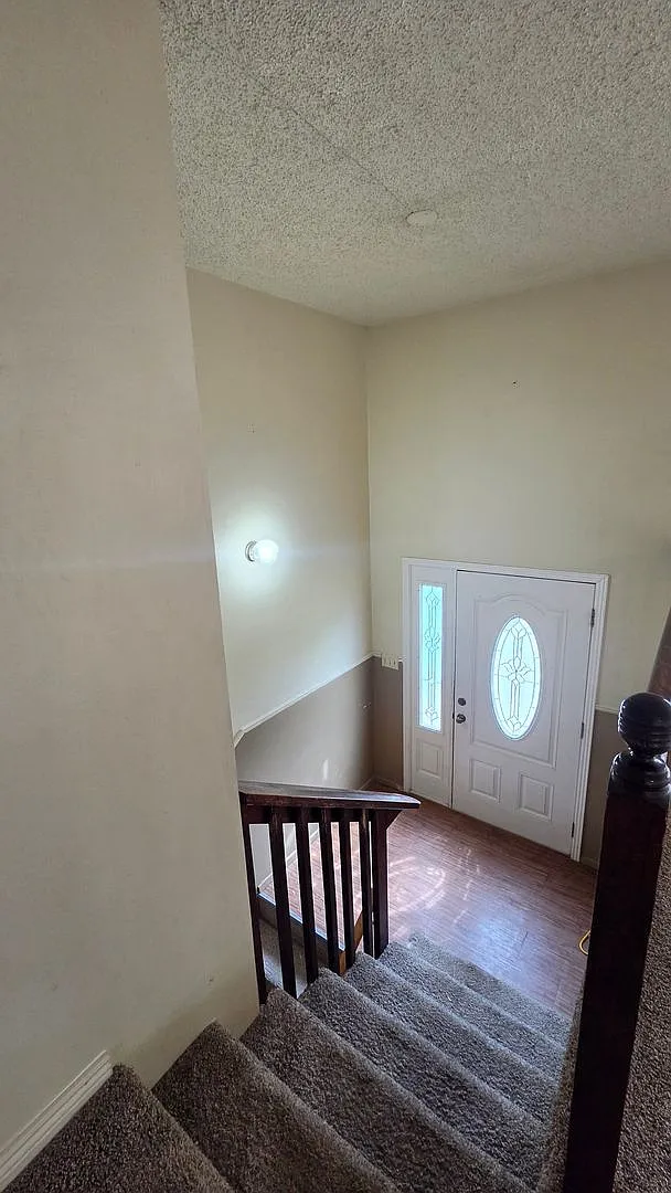 Large Four Bedroom House with Double garage and Fenced Yard — Photo 2
