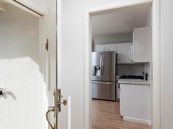 5th image of 724 W Capistrano Way