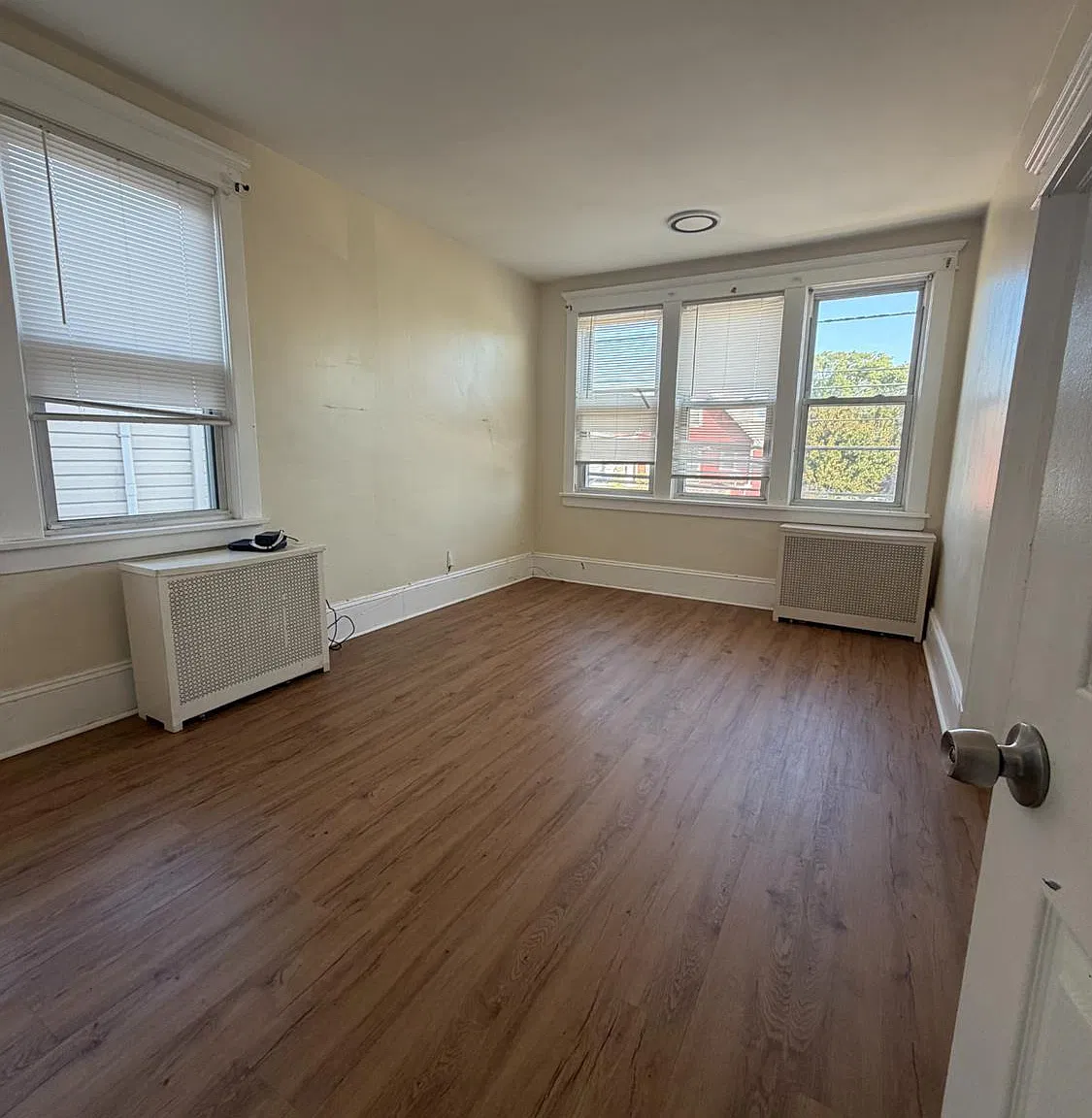 4 bed, 1.0 bath, 2303 sqft, $2,650 — Photo 4