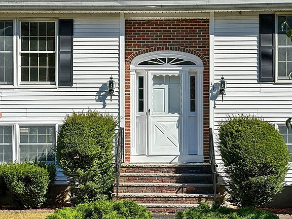 3rd image of 31 Varnum Ave