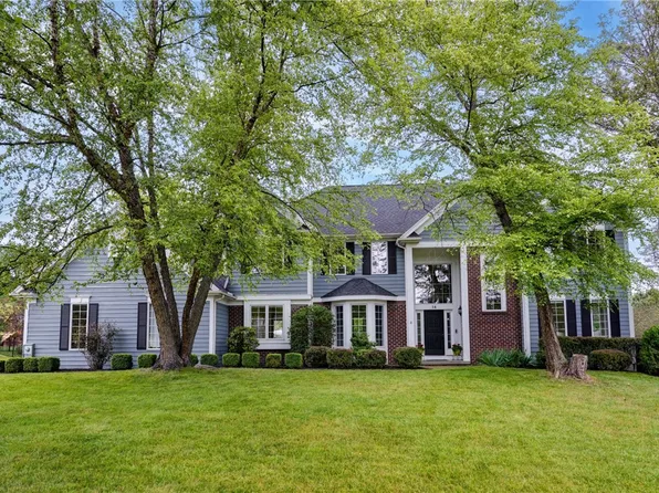 14 Fall Meadow Dr, Pittsford, NY 14534