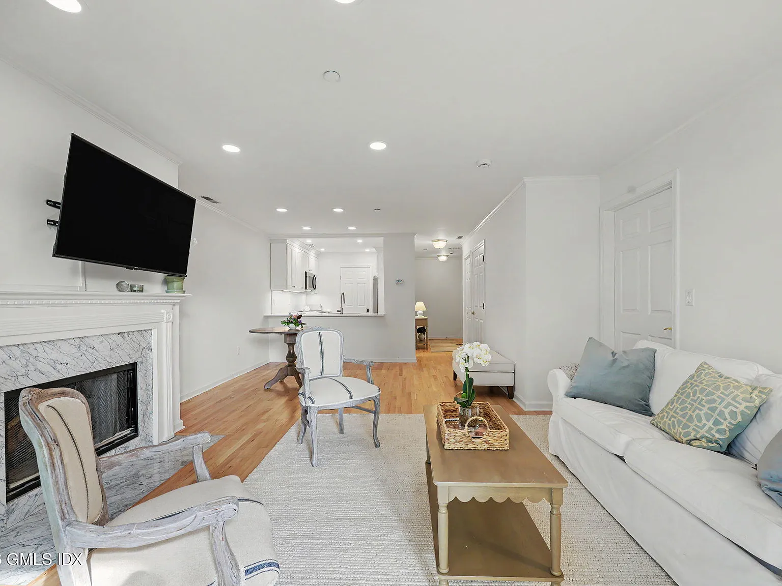 1 bed, 2.0 bath, 1015 sqft, $4,500 — Photo 3