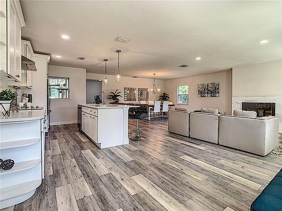 5th image of 610 S Primrose Dr