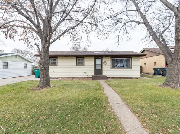 106 11th St NW, Mandan, ND 58554