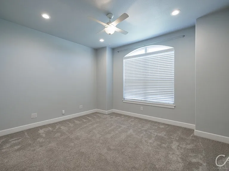 325 Mill Creek Dr — Photo 17