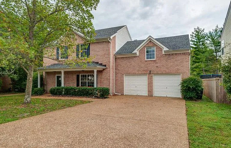 1018 Glastonbury Dr — Photo 1