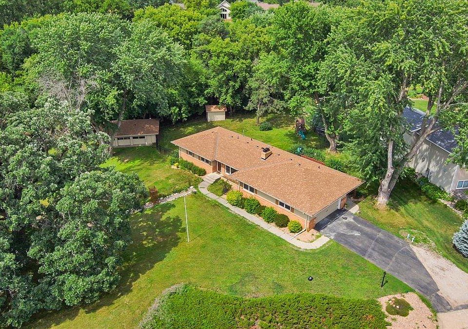1st image of 2300 Oakwood Dr