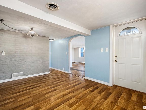 4th image of 1908 Commonwealth Ave