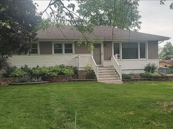 1S535 Stillwell Rd, Oakbrook Ter, IL 60181