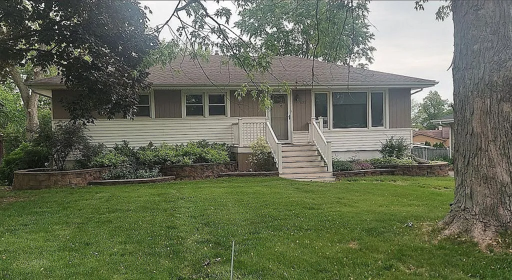 1S535 Stillwell Rd photo 1