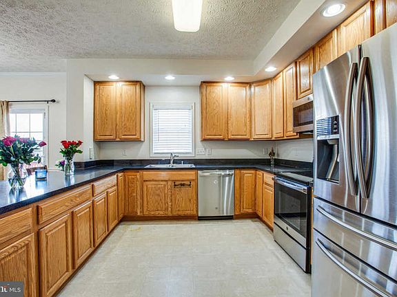 3rd image of 19 Hot Springs Way