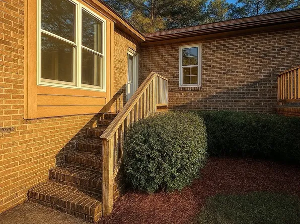 527 Coronation Dr, Fayetteville, NC 28311