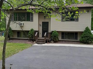 205 Spruce Lake Dr, Milford, PA 18337