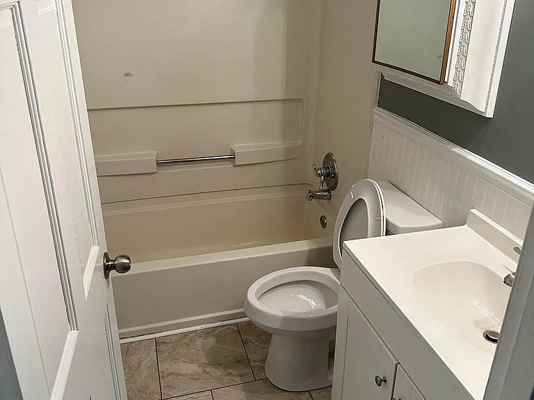 2315 Lloyd Ave — Photo 8