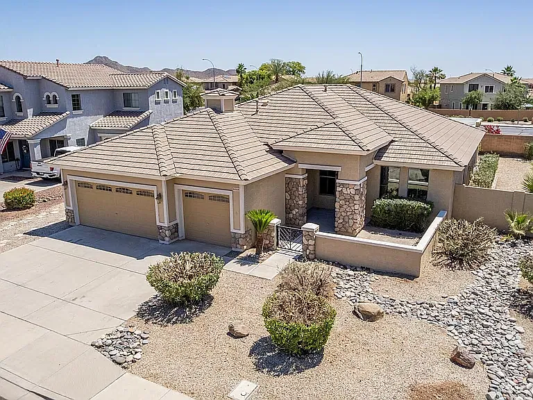 4 bed, 2200 sqft, $2,500 — Photo 2