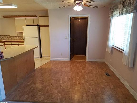 DINING NOOK W/DOOR TO LAUNDRY & GARAGE