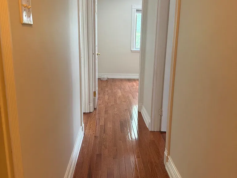 105 Montrose Ave — Photo 13