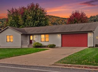 913 Jonathan Ln, La Crescent, MN 55947