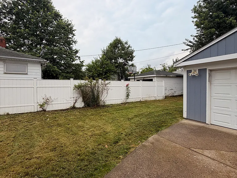 13610 Emery Ave — Photo 17