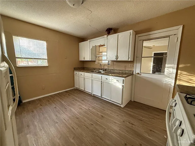 3008 Katrina Ave — Photo 9
